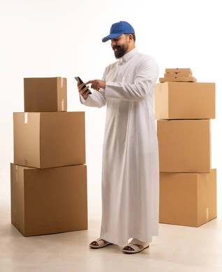 رجل توصيل سعودي مع هاتف وصناديق