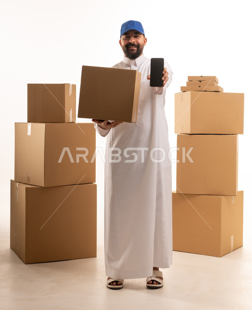 رجل سعودي في خدمات التوصيل واللوجستيات مع هاتف
