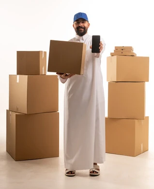 رجل سعودي في خدمات التوصيل واللوجستيات مع هاتف