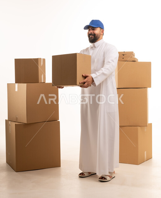 رجل سعودي بالثوب يحمل صندوق شحن وتوصيل