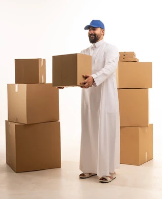 رجل سعودي بالثوب يحمل صندوق شحن وتوصيل