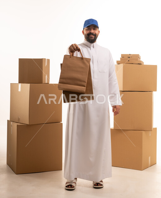 مندوب توصيل سعودي مع أكياس وصناديق شحن