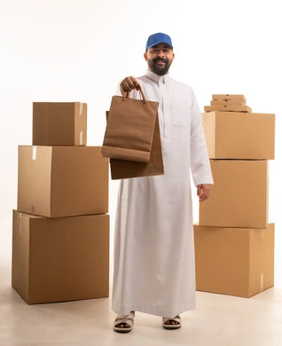 مندوب توصيل سعودي مع أكياس وصناديق شحن