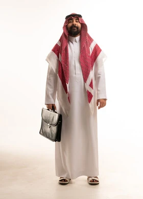 رجل أعمال سعودي يحمل حقيبة على خلفية بيضاء