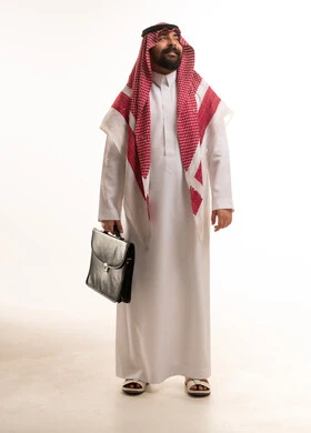رجل أعمال سعودي يحمل حقيبة عمل خلفية بيضاء