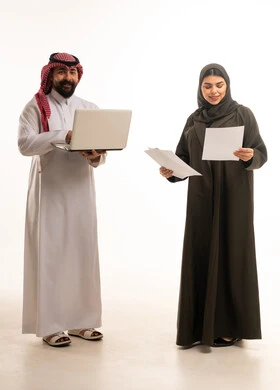 موظفون سعوديون مع كمبيوتر محمول ووثائق خلفية بيضاء