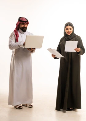 مهنيون سعوديون مع كمبيوتر محمول ومستندات