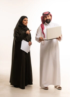 رجال أعمال سعوديون يستخدمون الكمبيوتر المحمول خلفية بيضاء