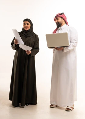 محترفون سعوديون في العمل مع كمبيوتر ومستندات