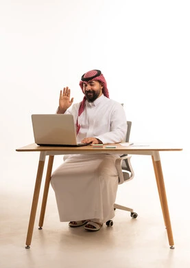 رجل أعمال سعودي يلوح لجهاز المحمول بخلفية بيضاء