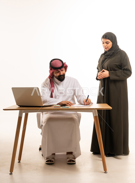 رجل أعمال وسيدة أعمال سعودية يوقعان أوراق رسمية