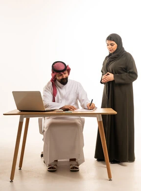 رجل أعمال وسيدة أعمال سعودية يوقعان أوراق رسمية