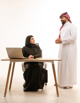 زملاء عمل سعوديون يتناقشون في مكتب احترافي