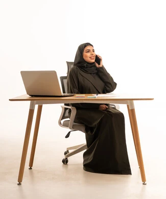 سيدة أعمال سعودية تعمل على المحمول والهاتف الذكي