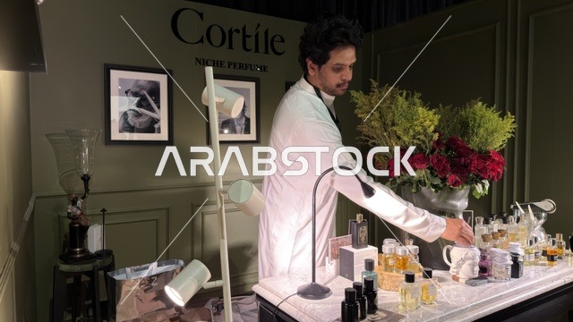 رجل ينظم عرض العطور في معرض الظهران إكسبو
