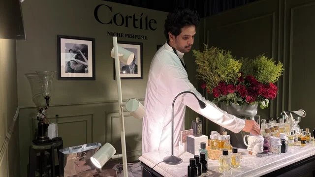 رجل ينظم عرض العطور في معرض الظهران إكسبو