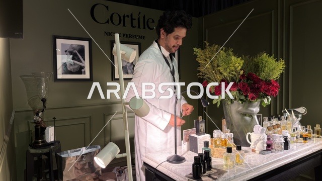 رجل سعودي في ركن عطور بفعالية لمتنا في الظهران إكسبو