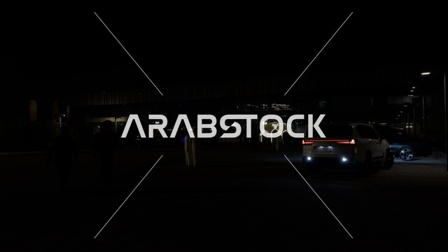 سيارة تسير في فعالية لمتنا بمعرض الظهران ليلاً