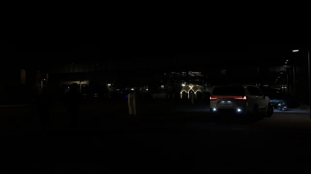 سيارة تسير في فعالية لمتنا بمعرض الظهران ليلاً