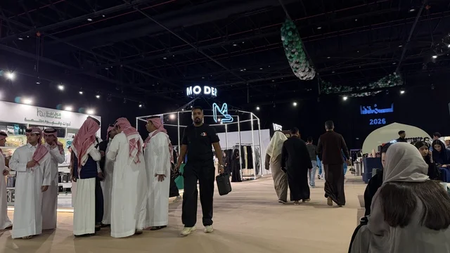 زوار في معرض لمتنا بمركز الظهران إكسبو