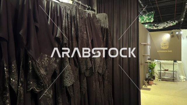 عبايات سوداء مطرزة في معرض الظهران إكسبو للأزياء