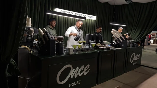 باريستا في معرض الظهران إكسبو ركن القهوة المختصة