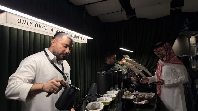 باريستا يحضر القهوة المختصة في معرض الظهران إكسبو