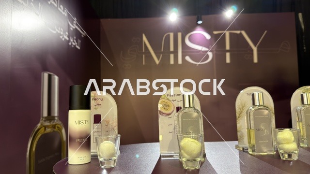 عرض زجاجات عطور في فعالية لمتنا بظهران إكسبو