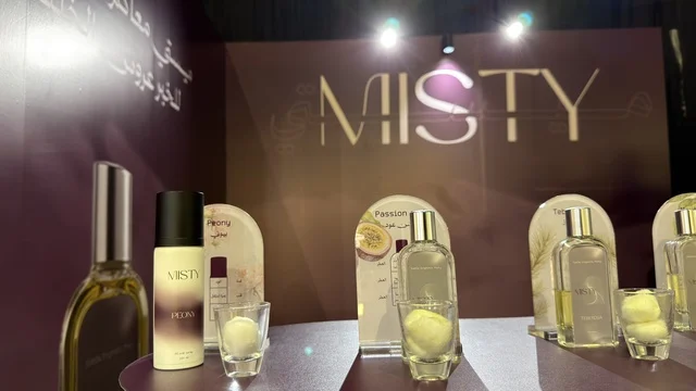 عرض زجاجات عطور في فعالية لمتنا بظهران إكسبو