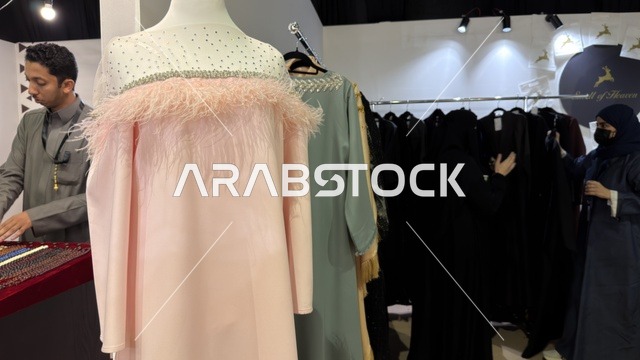 عرض عبايات وأزياء في فعالية لمتنا بالظهران إكسبو
