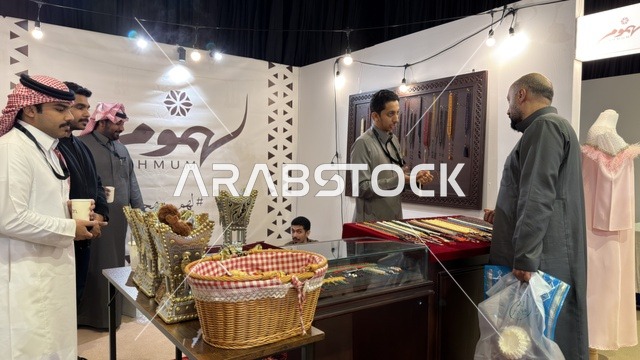 رجال سعوديون في معرض الظهران إكسبو فعالية لمتنا