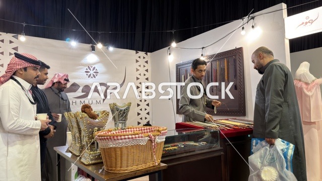 رجال سعوديون في جناح فعالية لمتنا بظهران إكسبو