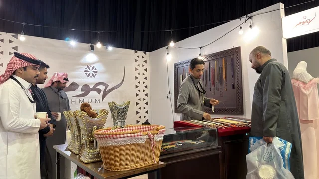 رجال سعوديون في جناح فعالية لمتنا بظهران إكسبو