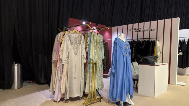 عرض أزياء وعبايات في معرض الظهران إكسبو بالسعودية