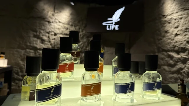 عرض زجاجات العطور في معرض الظهران إكسبو فعالية لمتنا