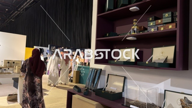 زوار في جناح عرض فاخر بمركز الظهران إكسبو السعودية