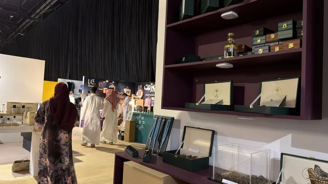 زوار في جناح عرض فاخر بمركز الظهران إكسبو السعودية