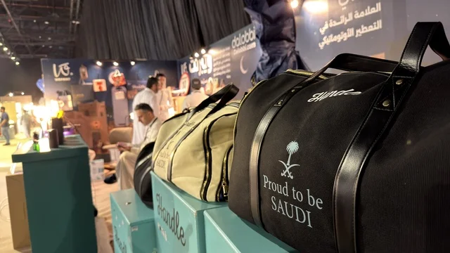 حقيبة فخور بأن أكون سعودياً في معرض الظهران إكسبو