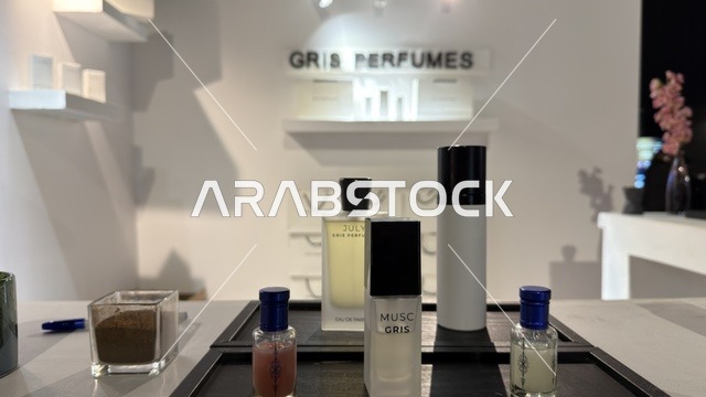 عرض زجاجات العطور في معرض لمتنا بالظهران