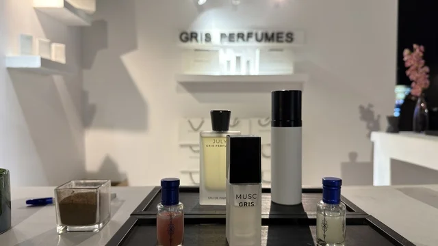 عرض زجاجات العطور في معرض لمتنا بالظهران