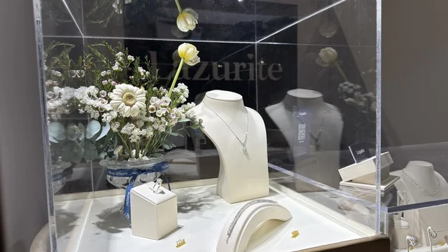 عرض مجوهرات فاخرة في معرض لمتنا بالظهران