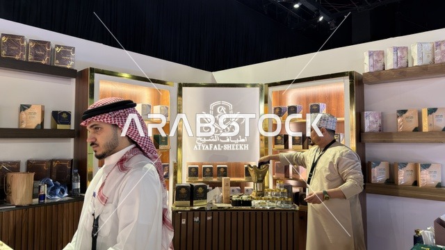 رجال في جناح عرض عطور بمعرض لمتنا في الظهران