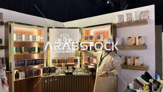 رجل عُماني في معرض العطور بالظهران