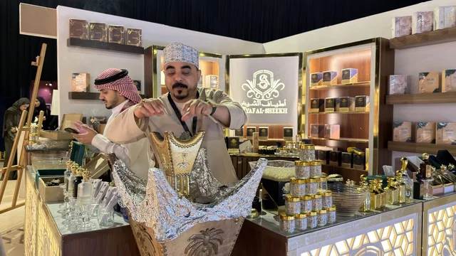 رجل عماني في جناح عطور بمعرض لمتنا بالظهران