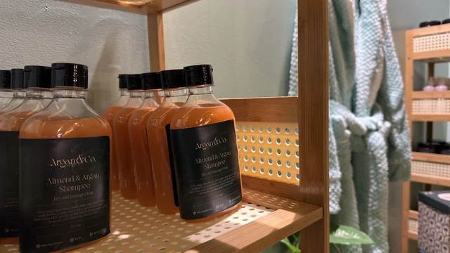 زجاجات شامبو اللوز والأرغان في معرض لمتنا بالظهران