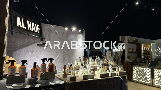 عرض عطور في فعالية لمتنا بمركز معرض الظهران