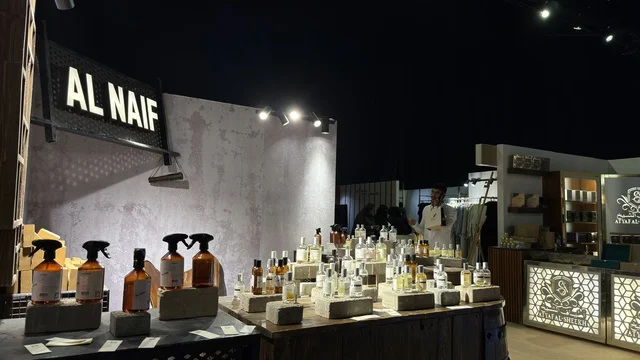 عرض عطور في فعالية لمتنا بمركز معرض الظهران
