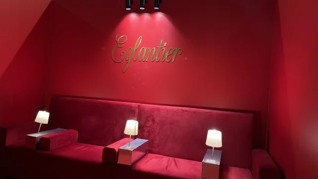 جناح إغلانتير في معرض لمتنا بالظهران تصميم أحمر