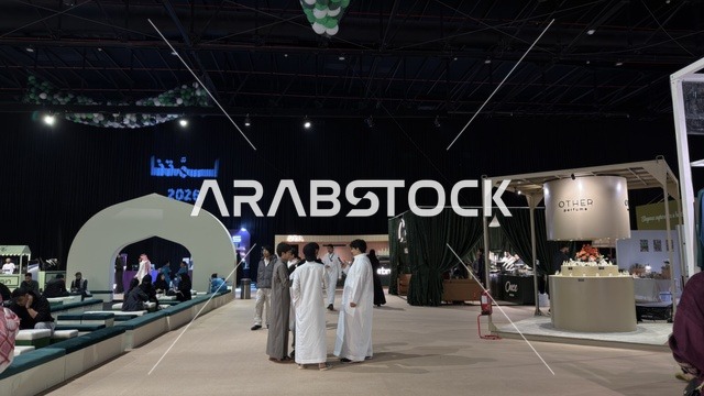رجال سعوديون في معرض فعاليات لمتنا بالظهران
