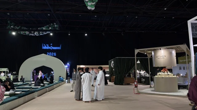 رجال سعوديون في معرض فعاليات لمتنا بالظهران